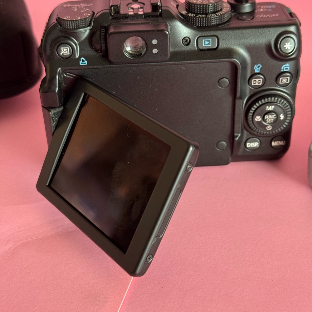 Canon G11 Digital Camera with Flip Screen